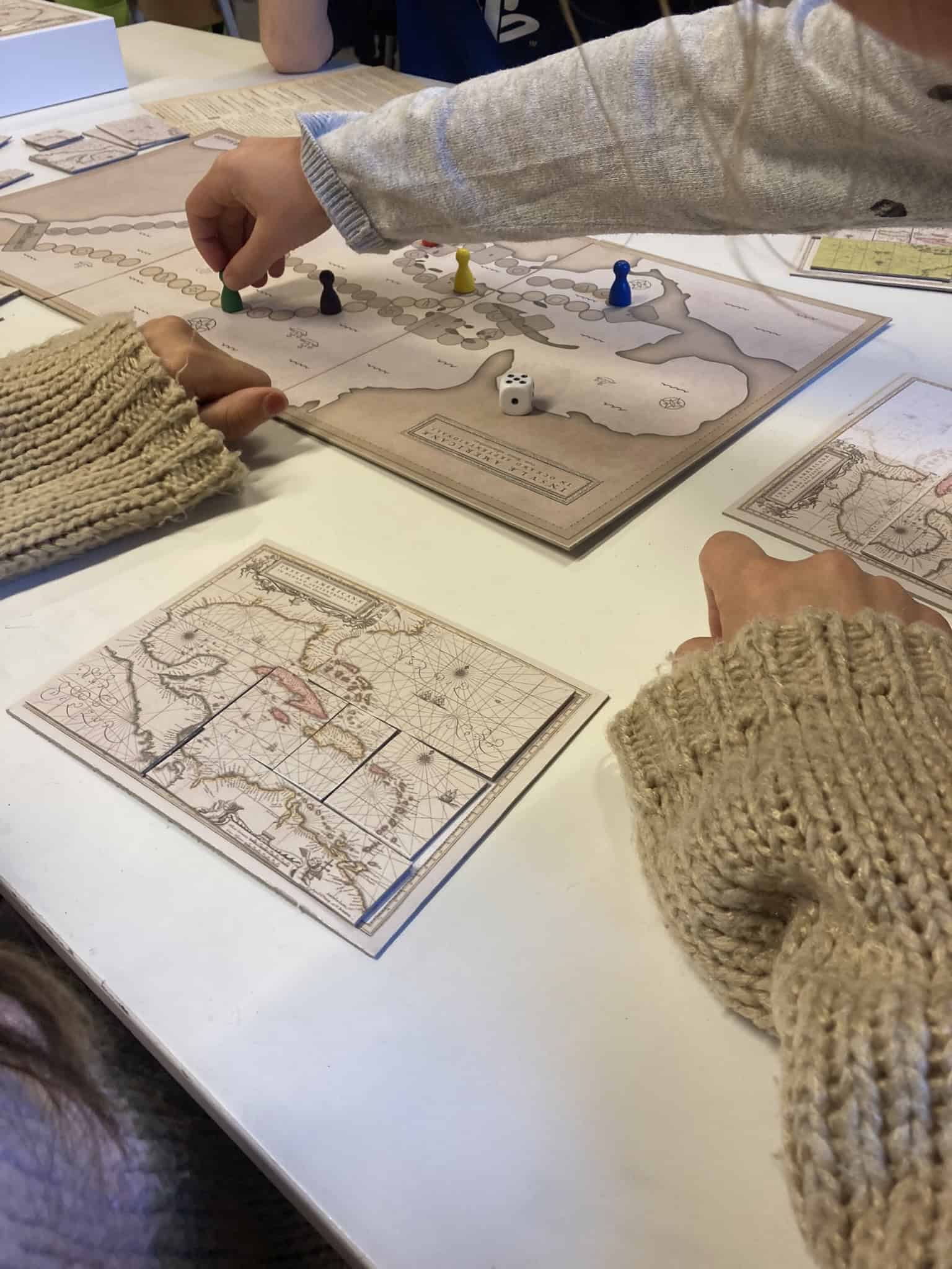 Kinderen die bezig zijn met een spel uit de methode wereldoriëntatie.