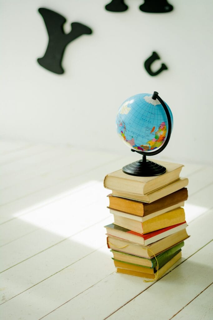 Een wereldbol op een stapelboeken